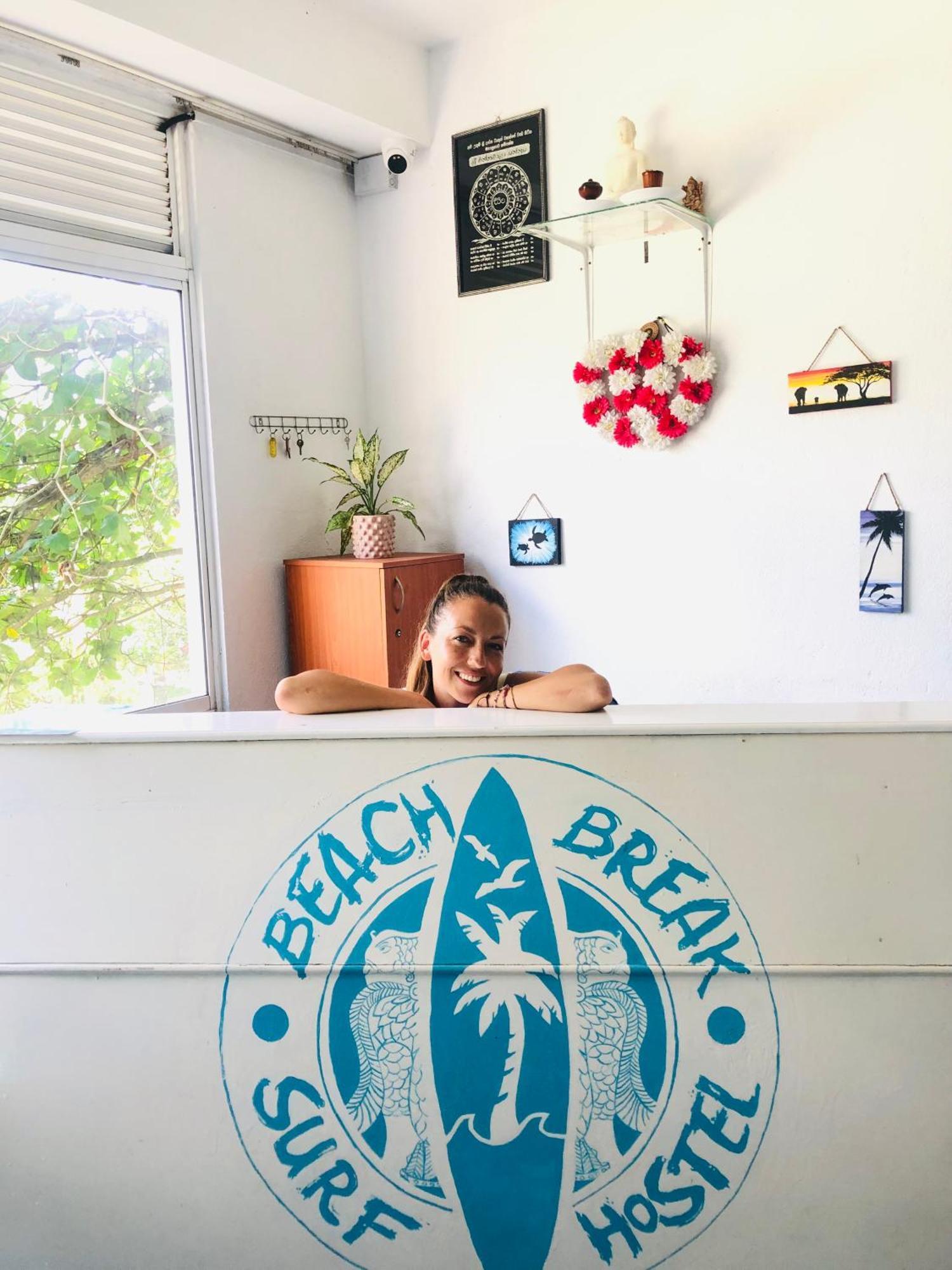 Beach Break Surf Hostel Weligama Kültér fotó