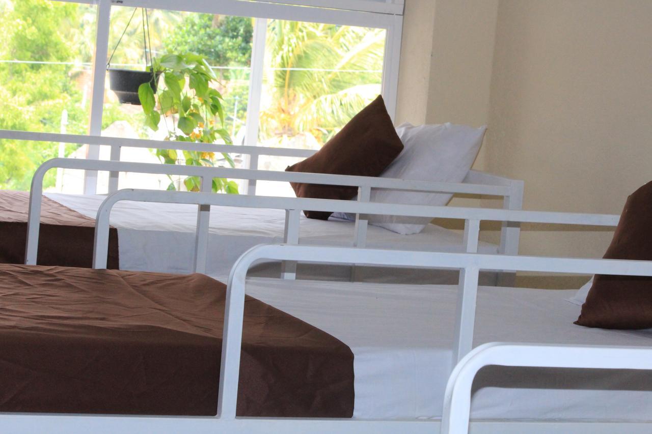 Beach Break Surf Hostel Weligama Kültér fotó